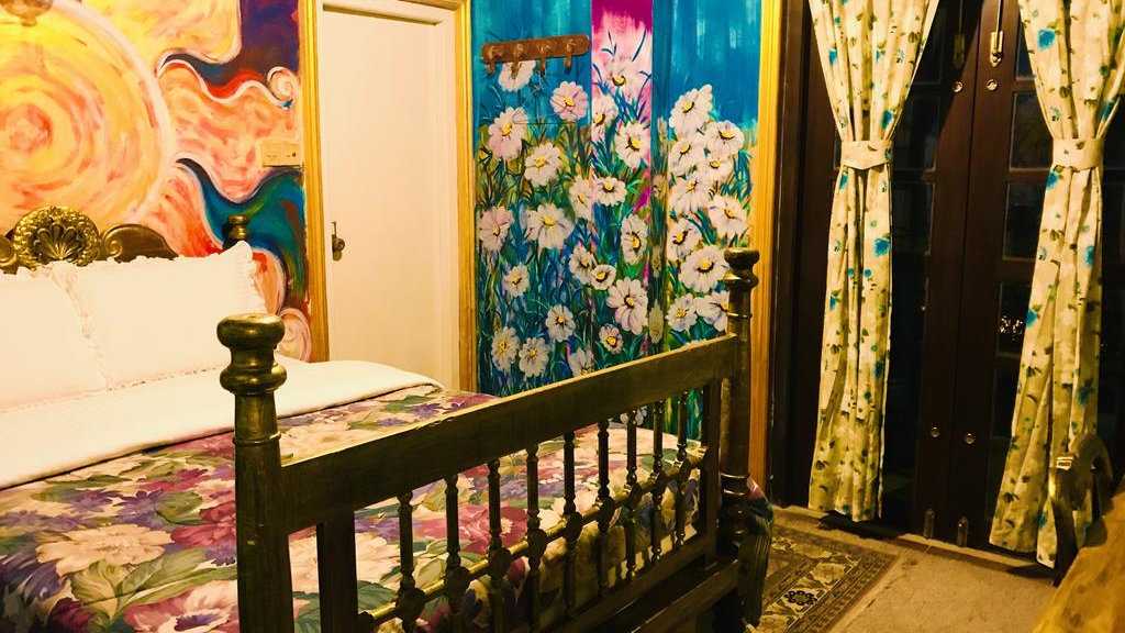 If you like art you will love staying at the eclectic Heidi's Home in Nuwara Eliya