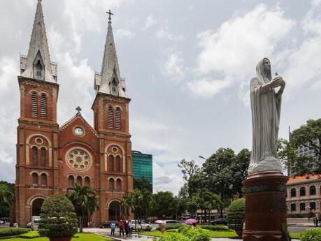 Join a bike tour of Saigon to see the most beautiful sights in the city