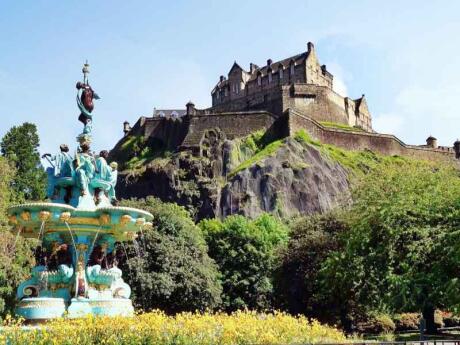 The views of Edinburgh castle from the Princes Street Gardens are so pretty