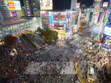 Get the best views of Tokyo's Shibuya crossing on top of the MAGNET shopping centre!