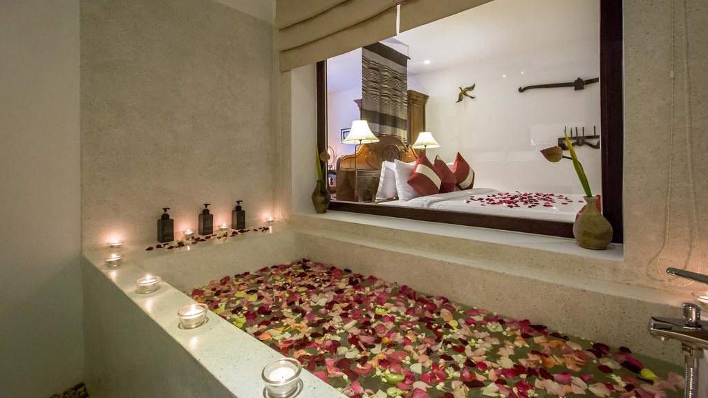 VMANSION Boutique Hotel in Phnom Penh has some uber-romantic bathtubs